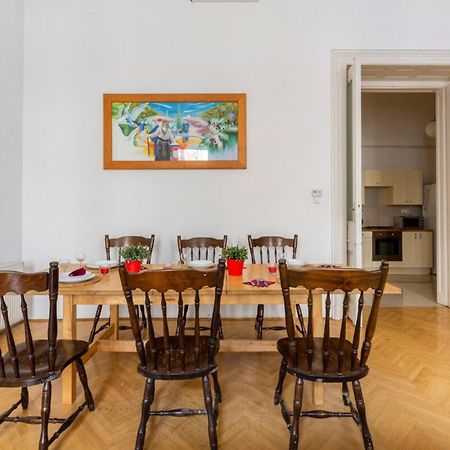 Bourgeois Elegance In The Heart Of Budapest Luaran gambar