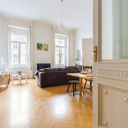 Bourgeois Elegance In The Heart Of Budapest Luaran gambar