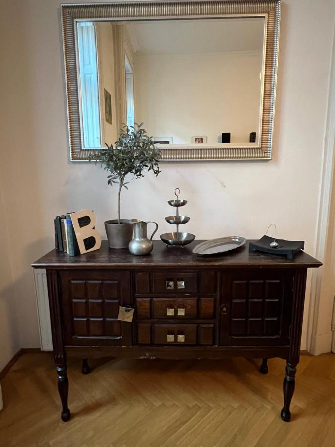 Bourgeois Elegance In The Heart Of Budapest Luaran gambar