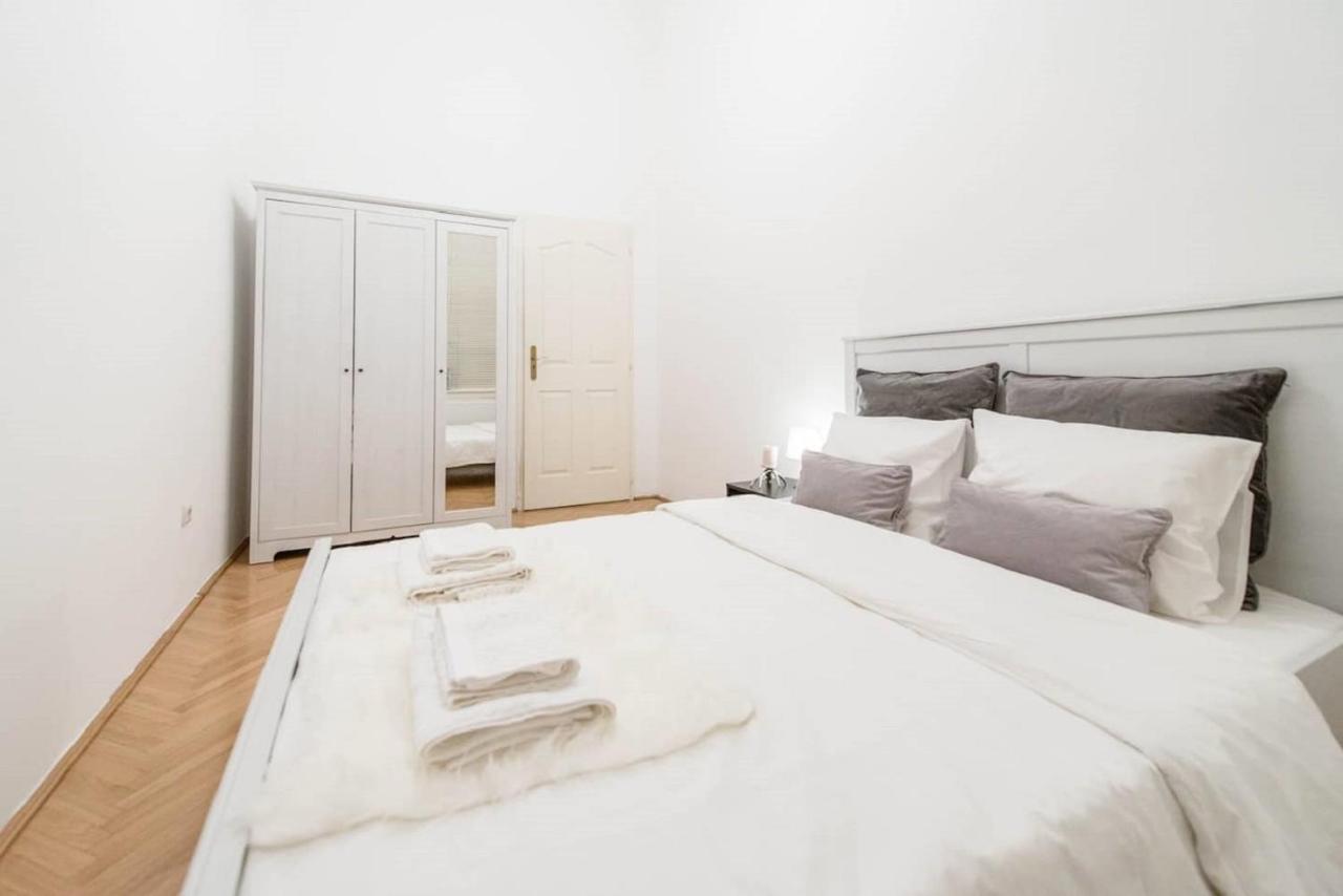 Bourgeois Elegance In The Heart Of Budapest Luaran gambar